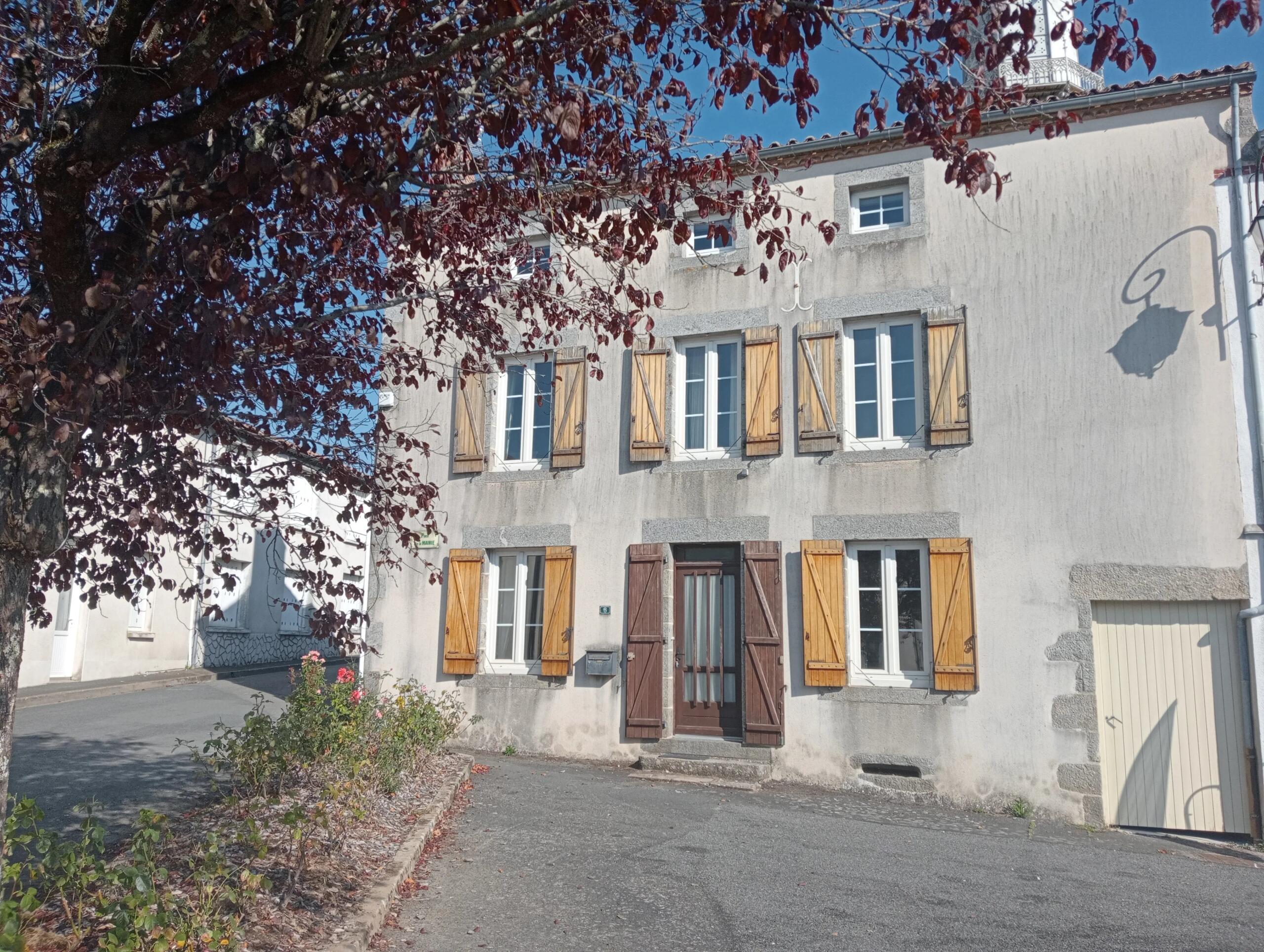 A fine village house with walled garden, Nouvelle-Aquitaine – France – BVI87734