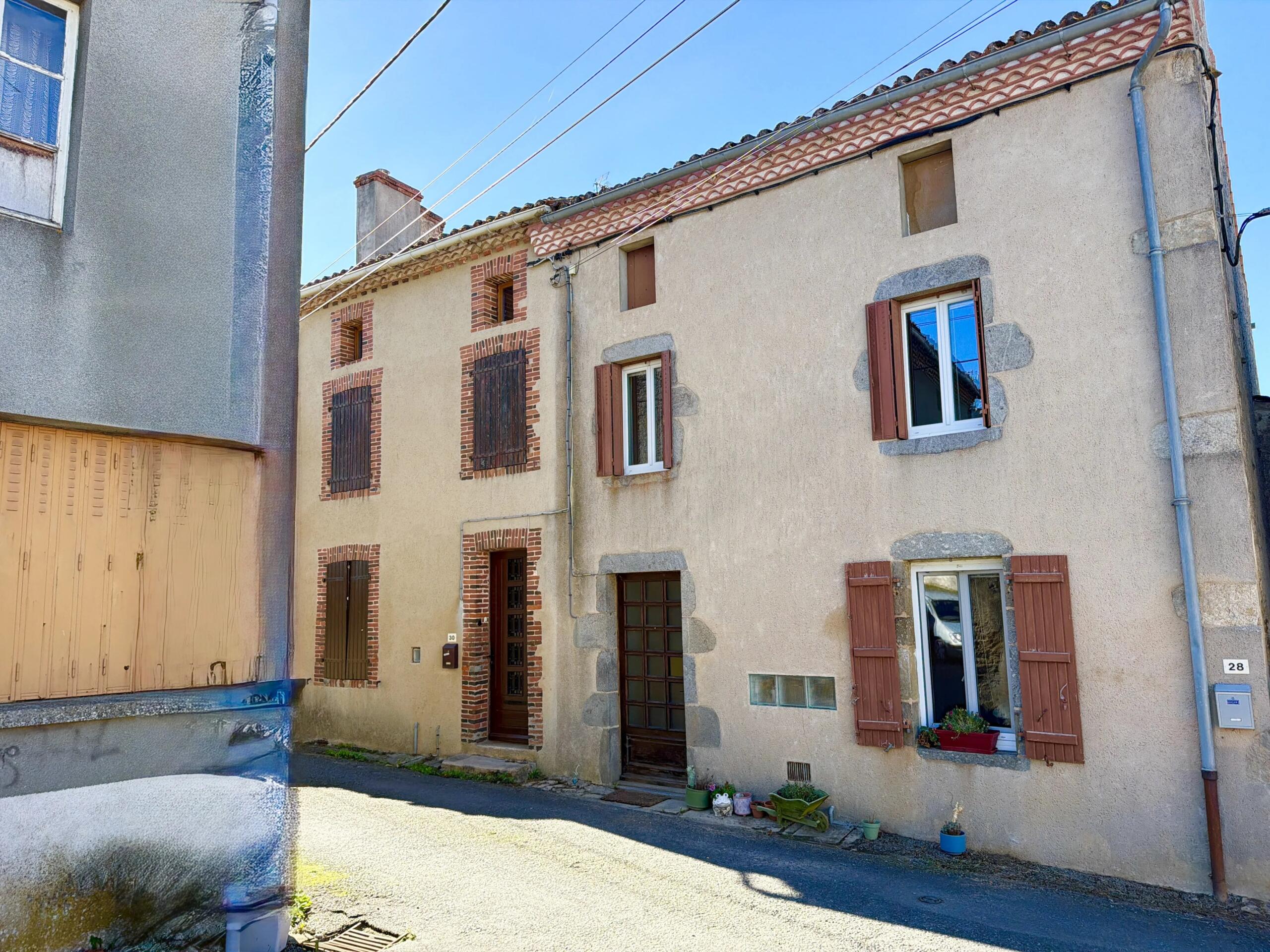On the egde of a vibrant town, two bedroom house, Nouvelle-Aquitaine – France – BVI87758