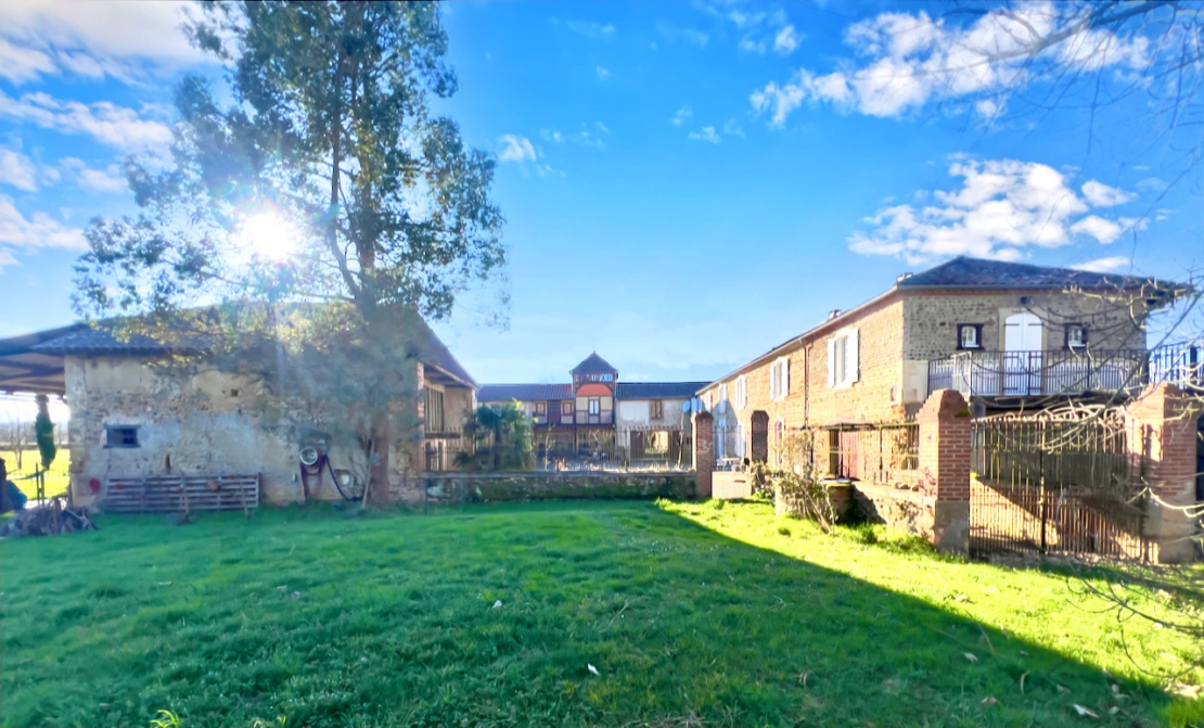 18C MANOIR/COURTYARD SETTING/4HA/POOL/BARNS/3-5BEDS/4 RECEPTION/PIGEONNER TOWER/MOUNTAIN VIEWS