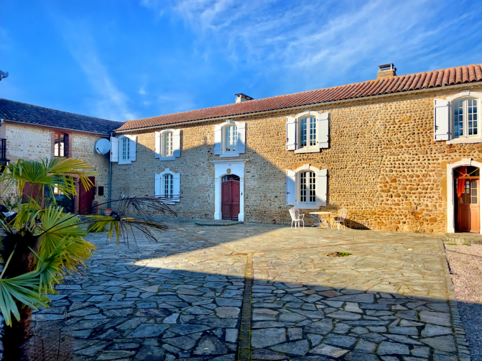 18C MANOIR/COURTYARD SETTING/4HA/POOL/BARNS/3-5BEDS/4 RECEPTION/PIGEONNER TOWER/MOUNTAIN VIEWS
