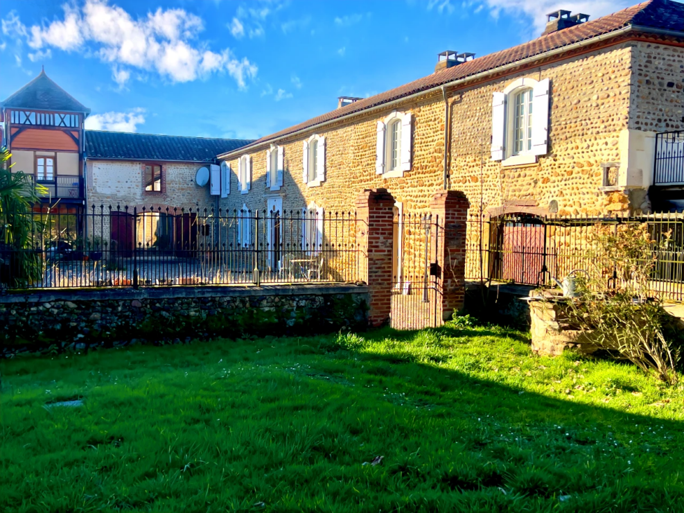 18C MANOIR/COURTYARD SETTING/4HA/POOL/BARNS/3-5BEDS/4 RECEPTION/PIGEONNER TOWER/MOUNTAIN VIEWS