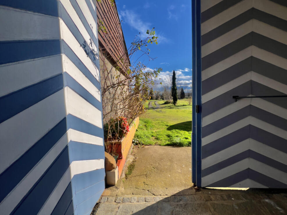 18C MANOIR/COURTYARD SETTING/4HA/POOL/BARNS/3-5BEDS/4 RECEPTION/PIGEONNER TOWER/MOUNTAIN VIEWS
