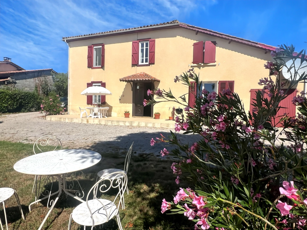 CHARACTER RENOVATED VILLAGE HOUSE/FULL OF LIGHT/4-5 BEDS/3 BATHS/BEAUTIFULLY MAINTAINED/SOUTH FACING GARDEN