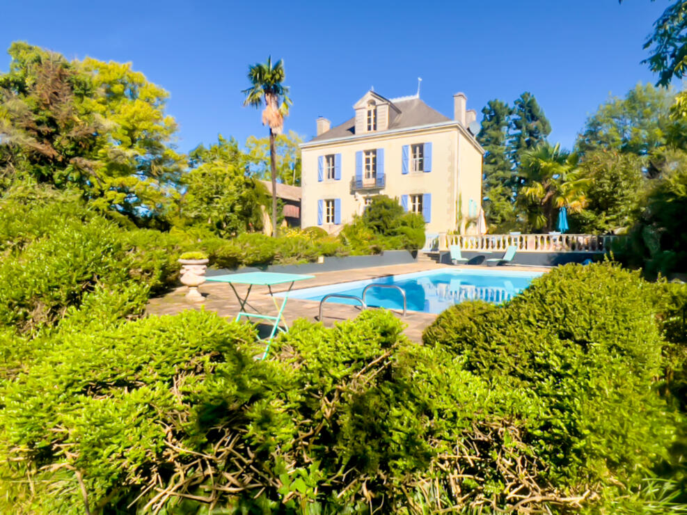 STUNNING 1872 MAISON DE MAÎTRE/SUPERB MOUNTAIN VIEWS/BARNS / SPECTACULAR GARDEN+POOL/ MIRANDE