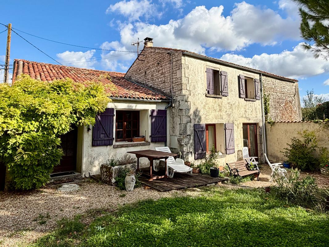 4 bedroom maison en pierres in Saint Mande Sur Bredoire, Charente-Maritime, France