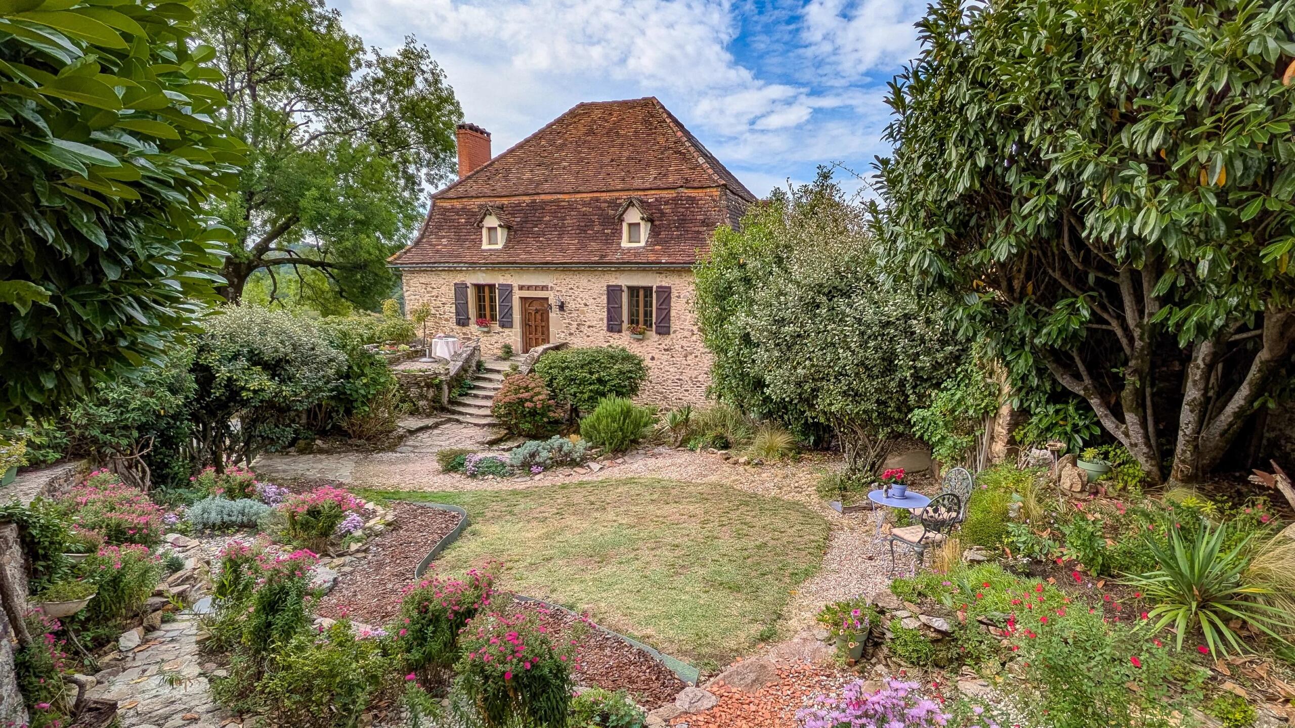 Restored 4 bedroom stone house with barn and views – Saint-Céré, Occitanie – France – BVI87585