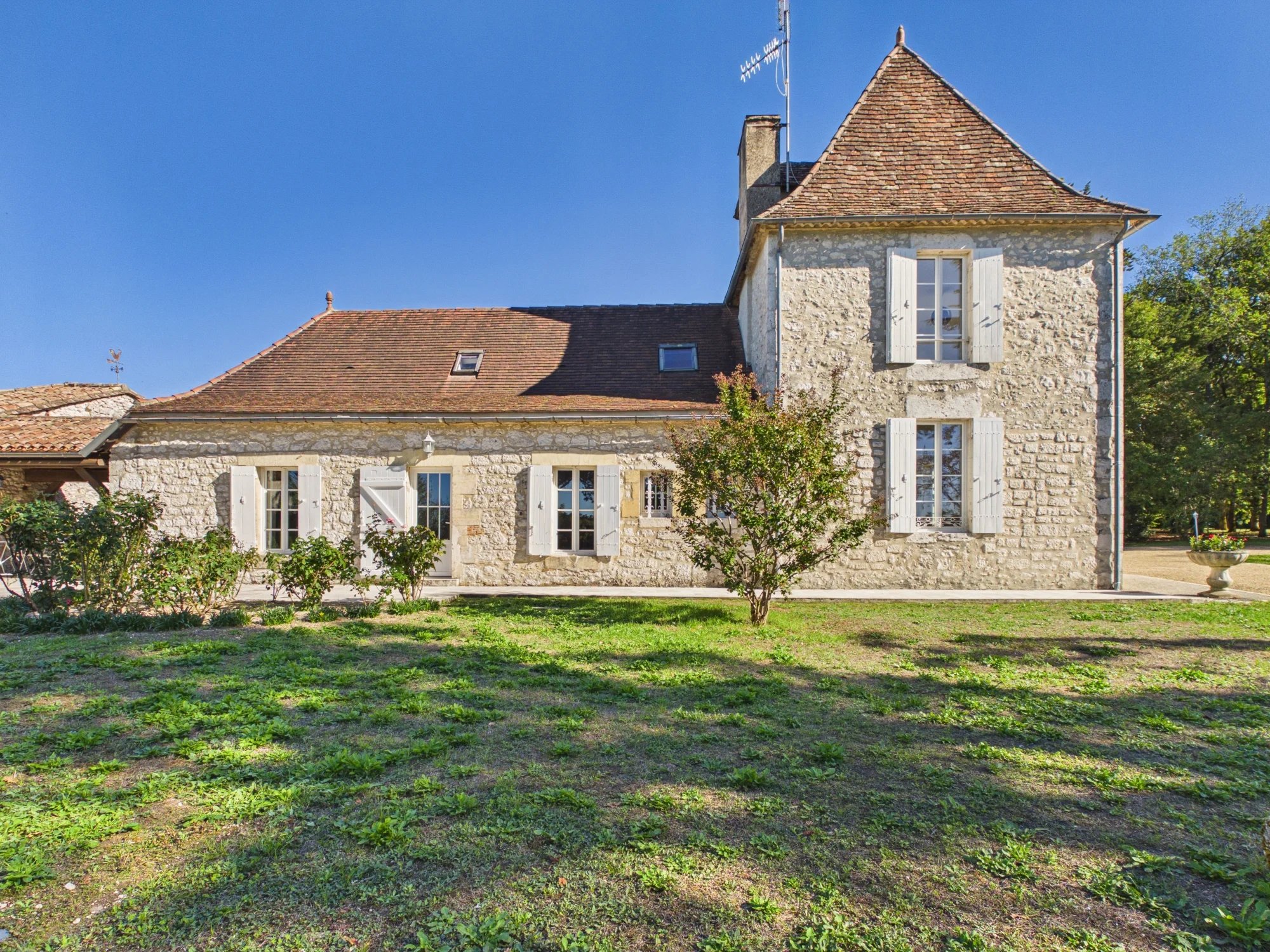 Renovated manor house, Périgord-style house to renovate and outbuildings on 2.5 hectares of land, Nouvelle-Aquitaine – France – BVI82658