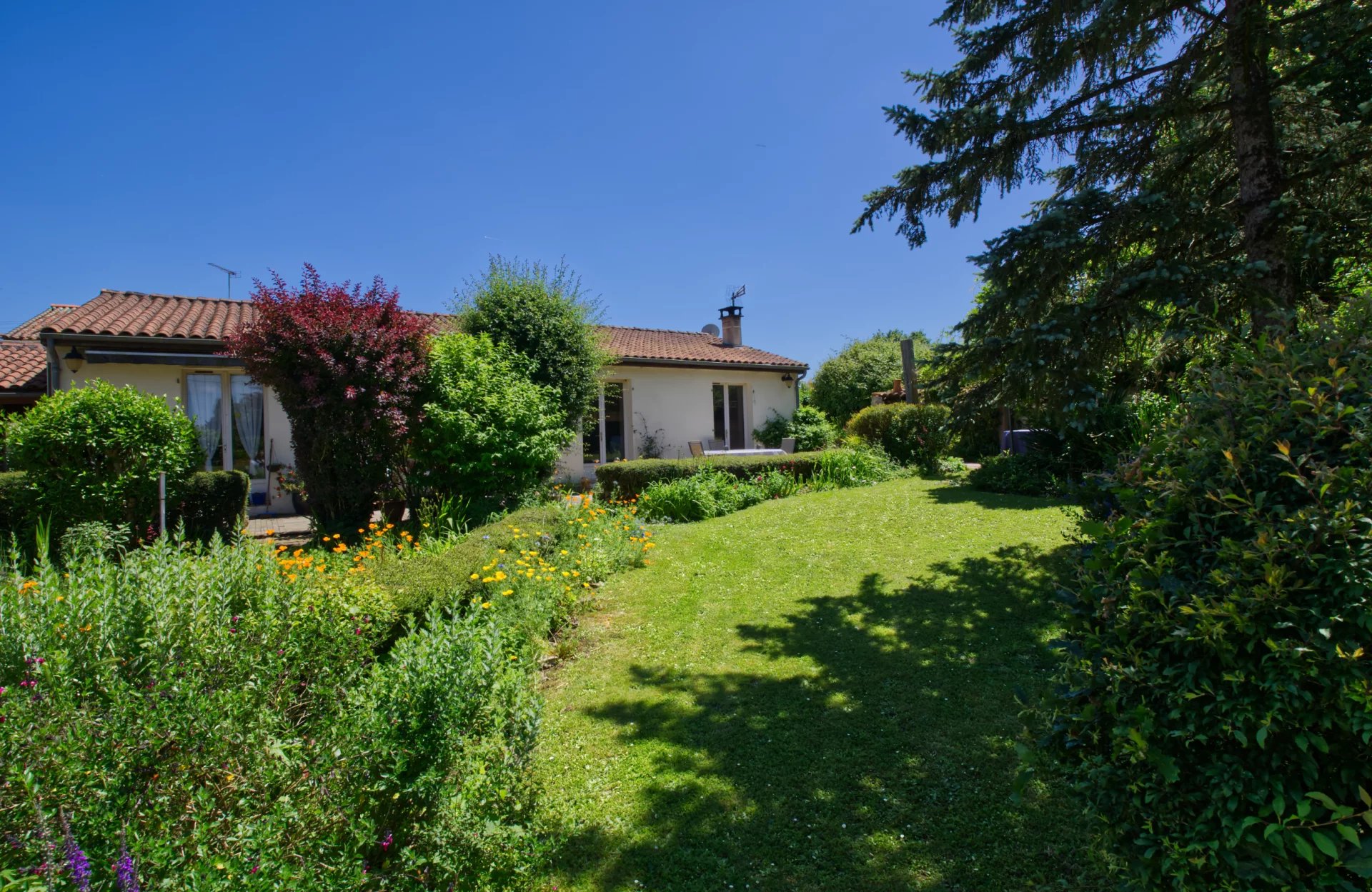 2 bed bungalow plus large barn on edge of small village, Nouvelle-Aquitaine – France – BVI73923