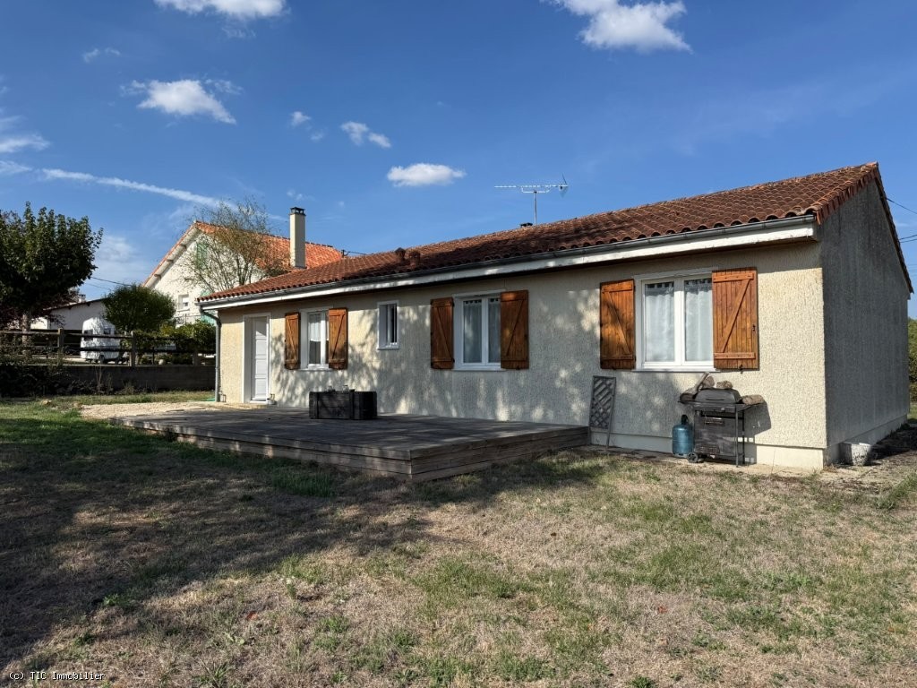 3 bedroom House in Charroux, France – r7621