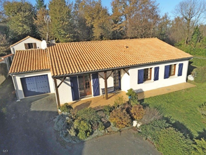 4 bedroom House in Charroux, France – r7619