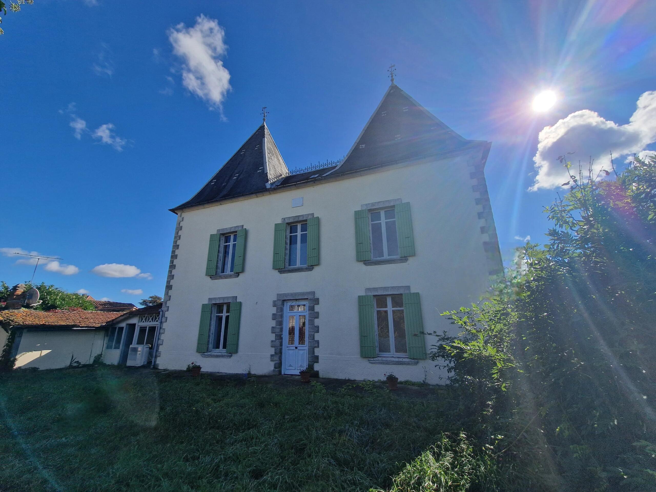 Bright and Spacious Property Just Steps from a Beautiful Bastide Town Centre, Nouvelle-Aquitaine – France – BVI83790