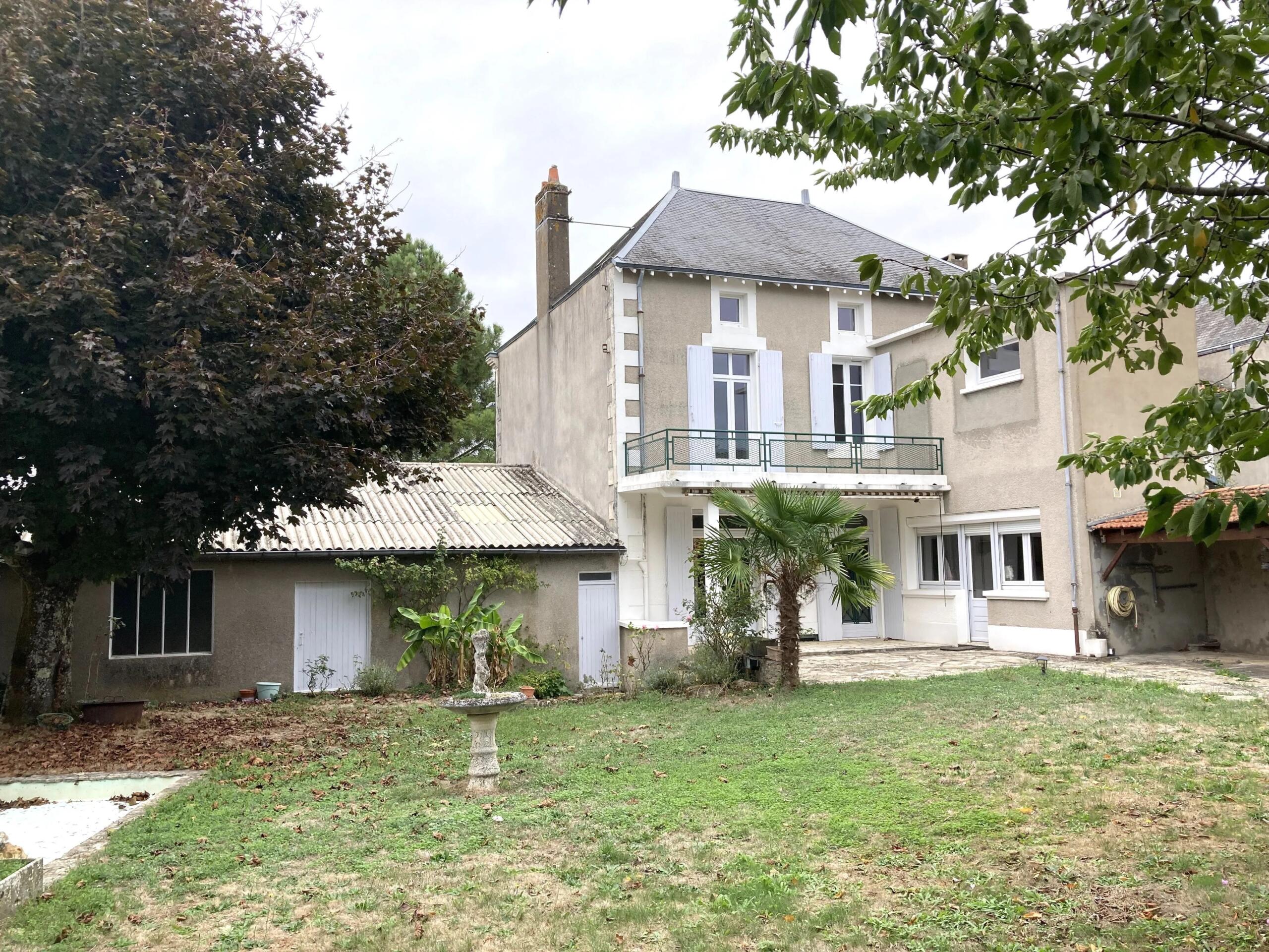 Classic townhouse with large garden and garages, Nouvelle-Aquitaine – France – BVI87531