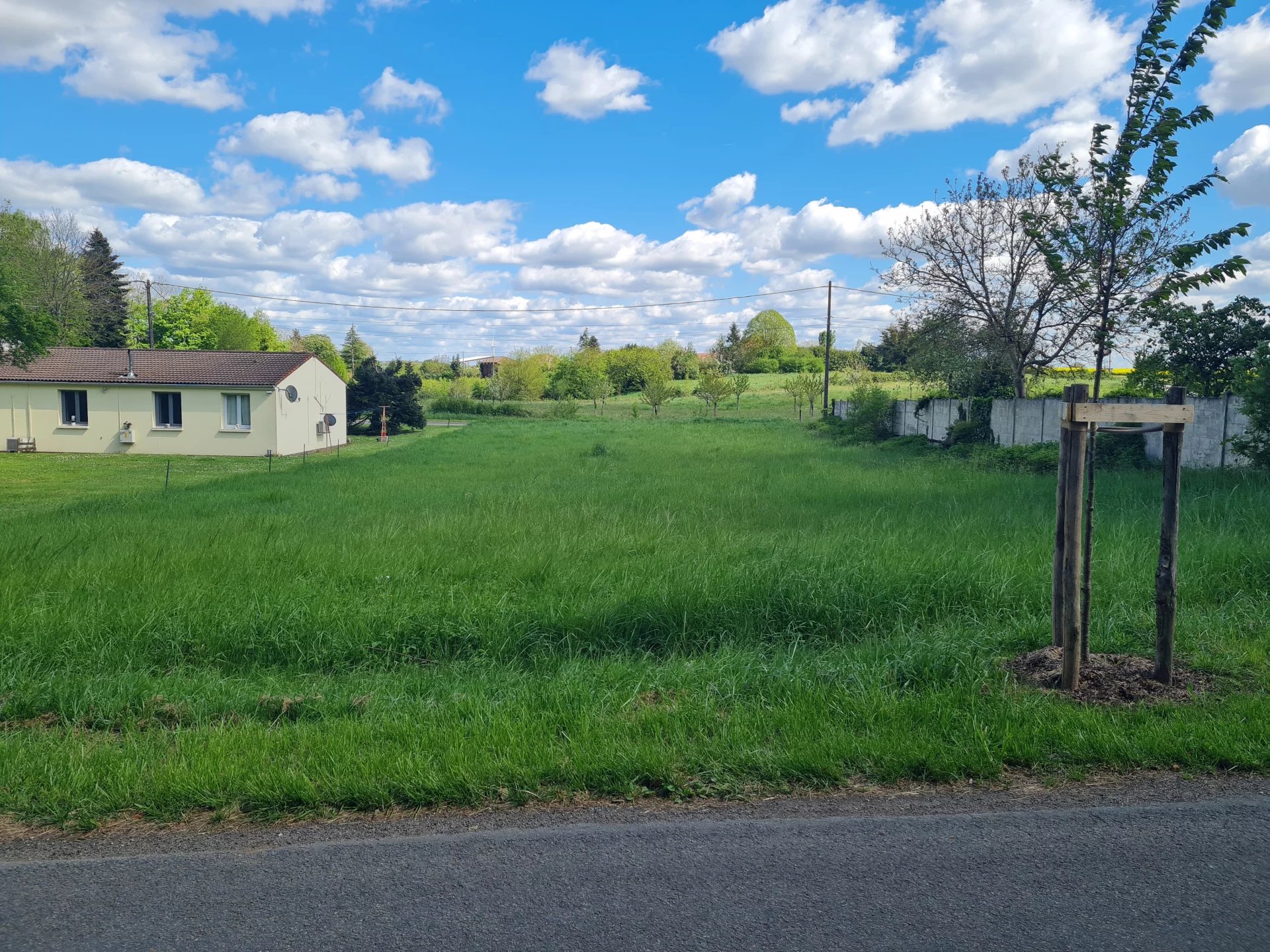 Building plot in peaceful village, 10 minutes form Ruffec, Nouvelle-Aquitaine – France – BVI74951