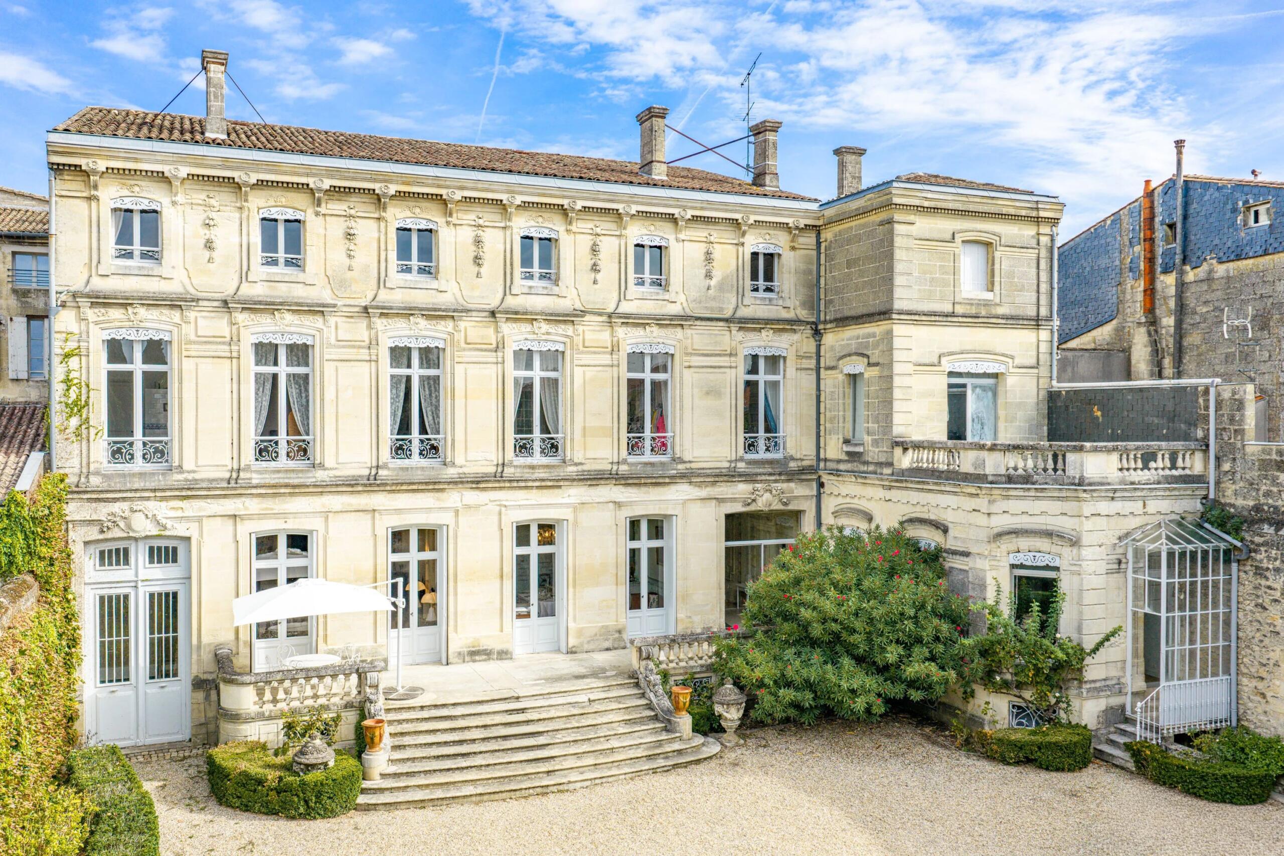 A distinguished historic mansion in the heart of Libourne, Nouvelle-Aquitaine – France – BVI87473