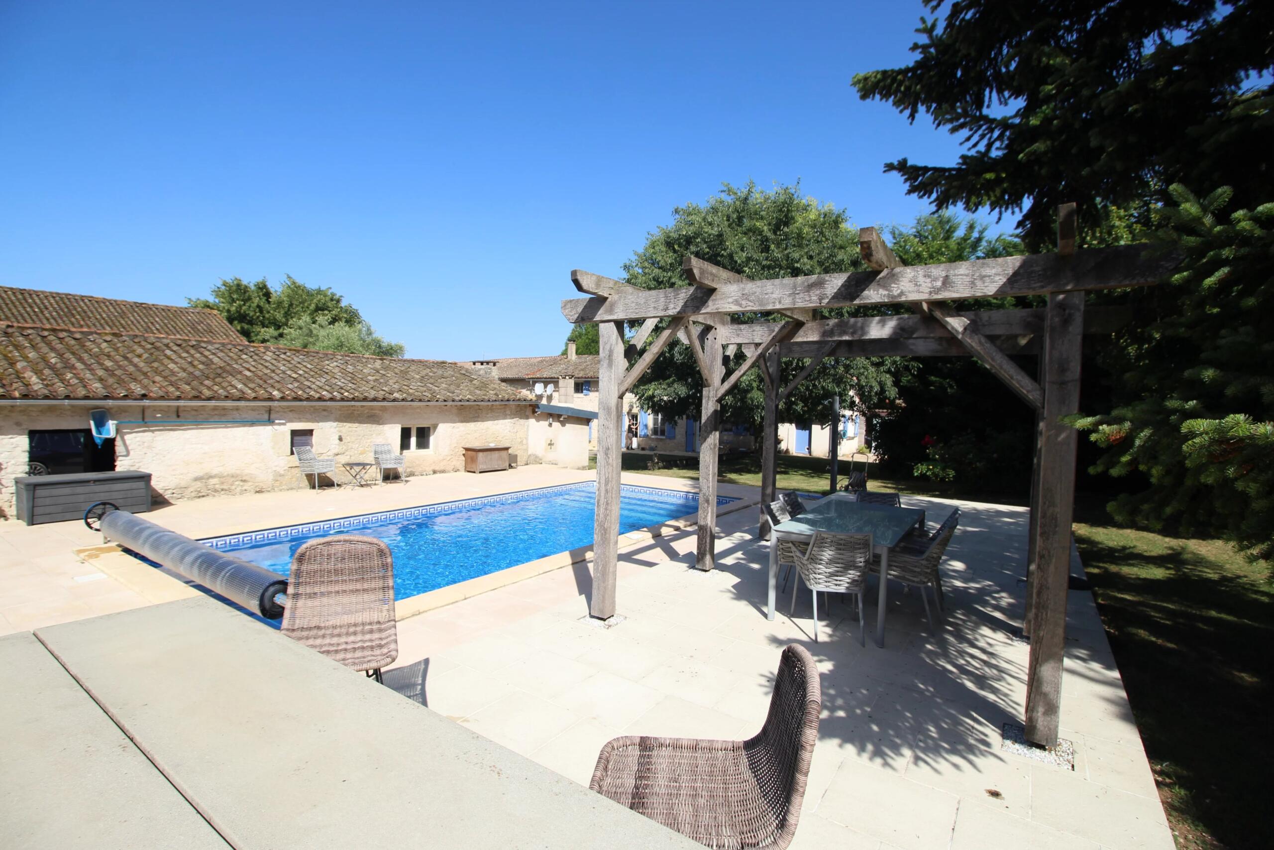 Lovely character property with three bedrooms, barn and heated pool, Nouvelle-Aquitaine – France – BVI86115