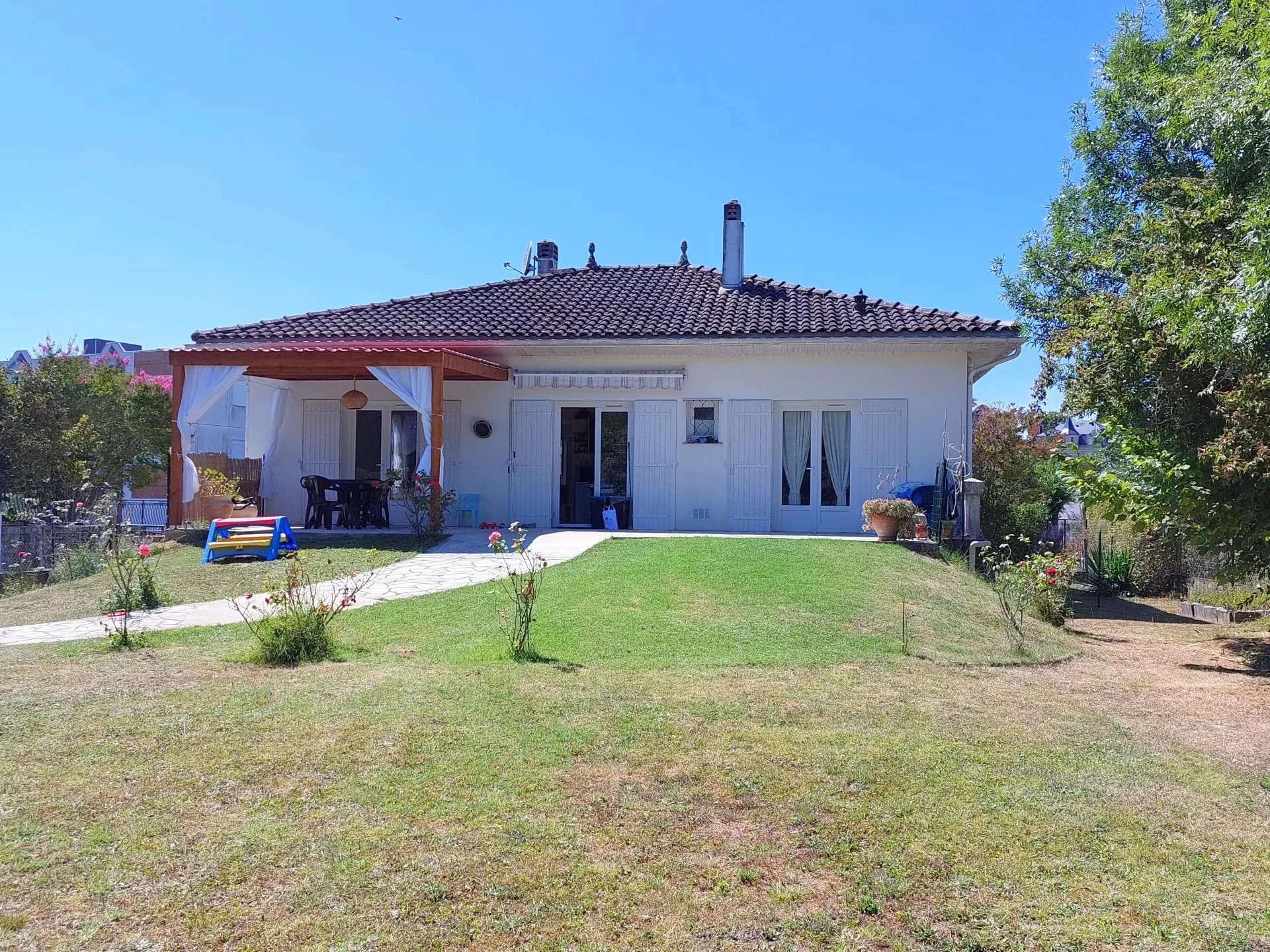 3 bed house plus 2 independent guest accommodations, Nouvelle-Aquitaine – France – BVI85419
