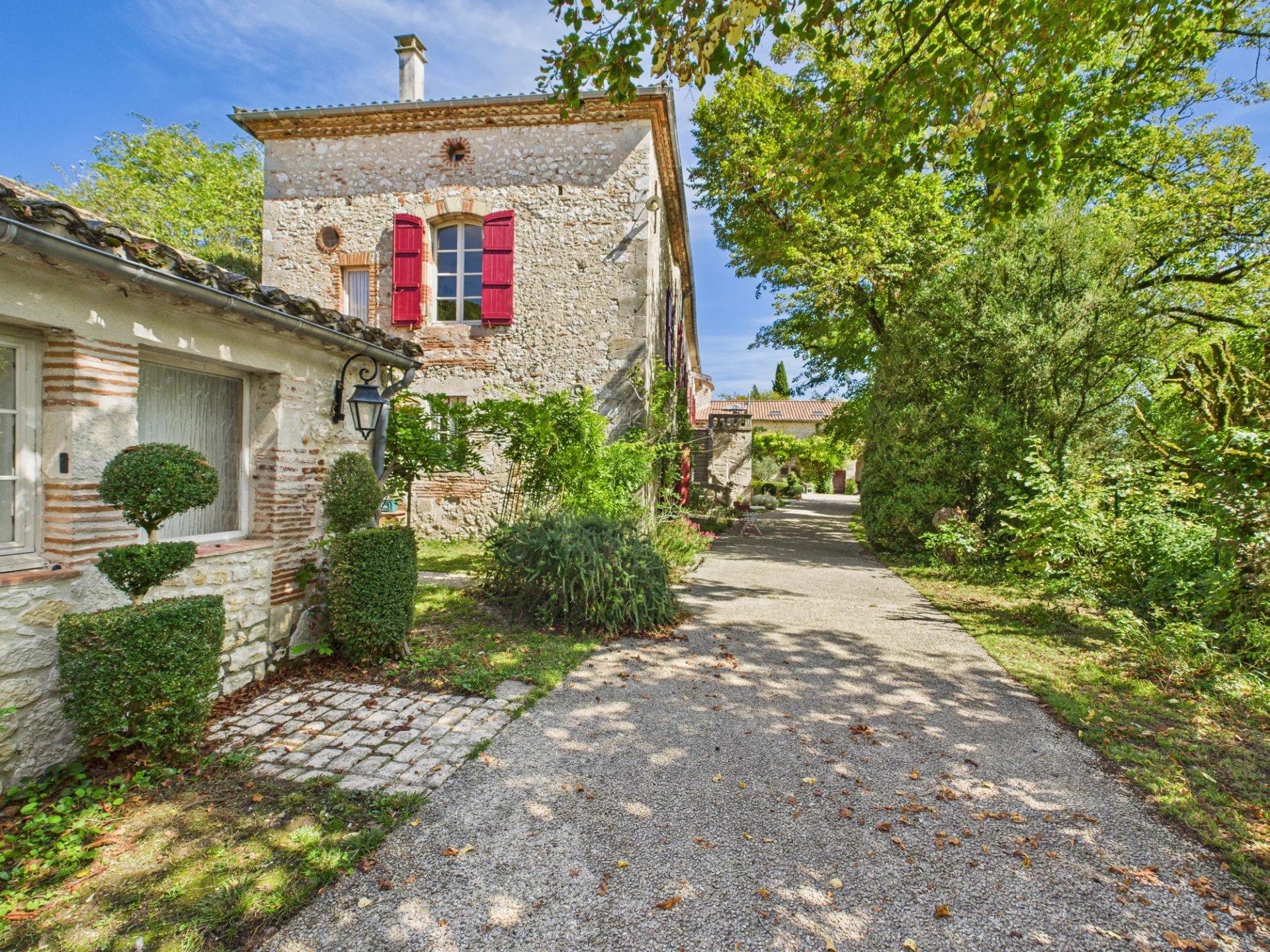 Stunning 17th century home with a pool in the heart of a medieval village, Nouvelle-Aquitaine – France – BVI82755