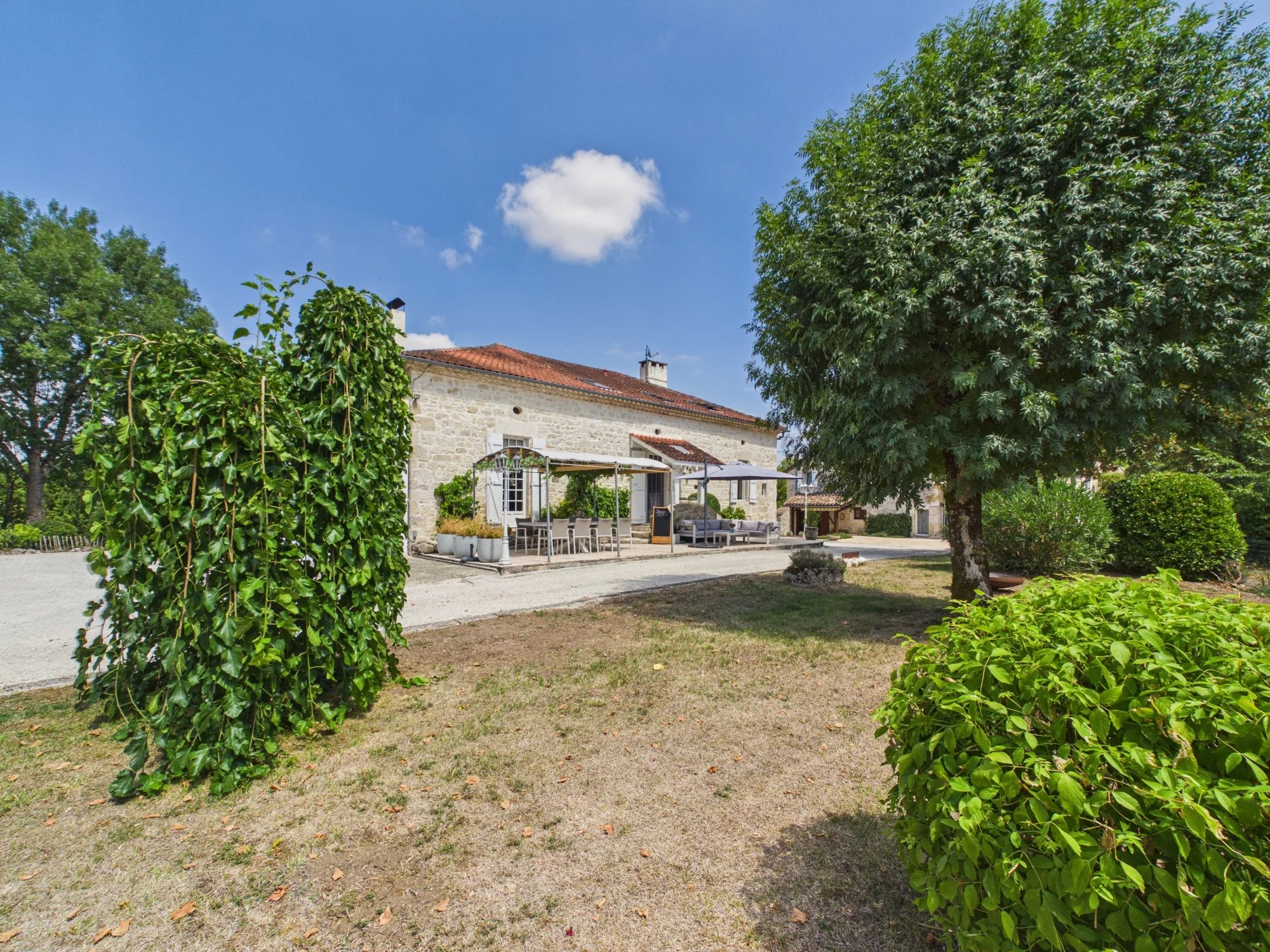 Charming Stone Property with Guest House, Swimming Pool and 2.5 Acres near Montaigu-de-Quercy, South West France, Occitanie – France – BVI86642