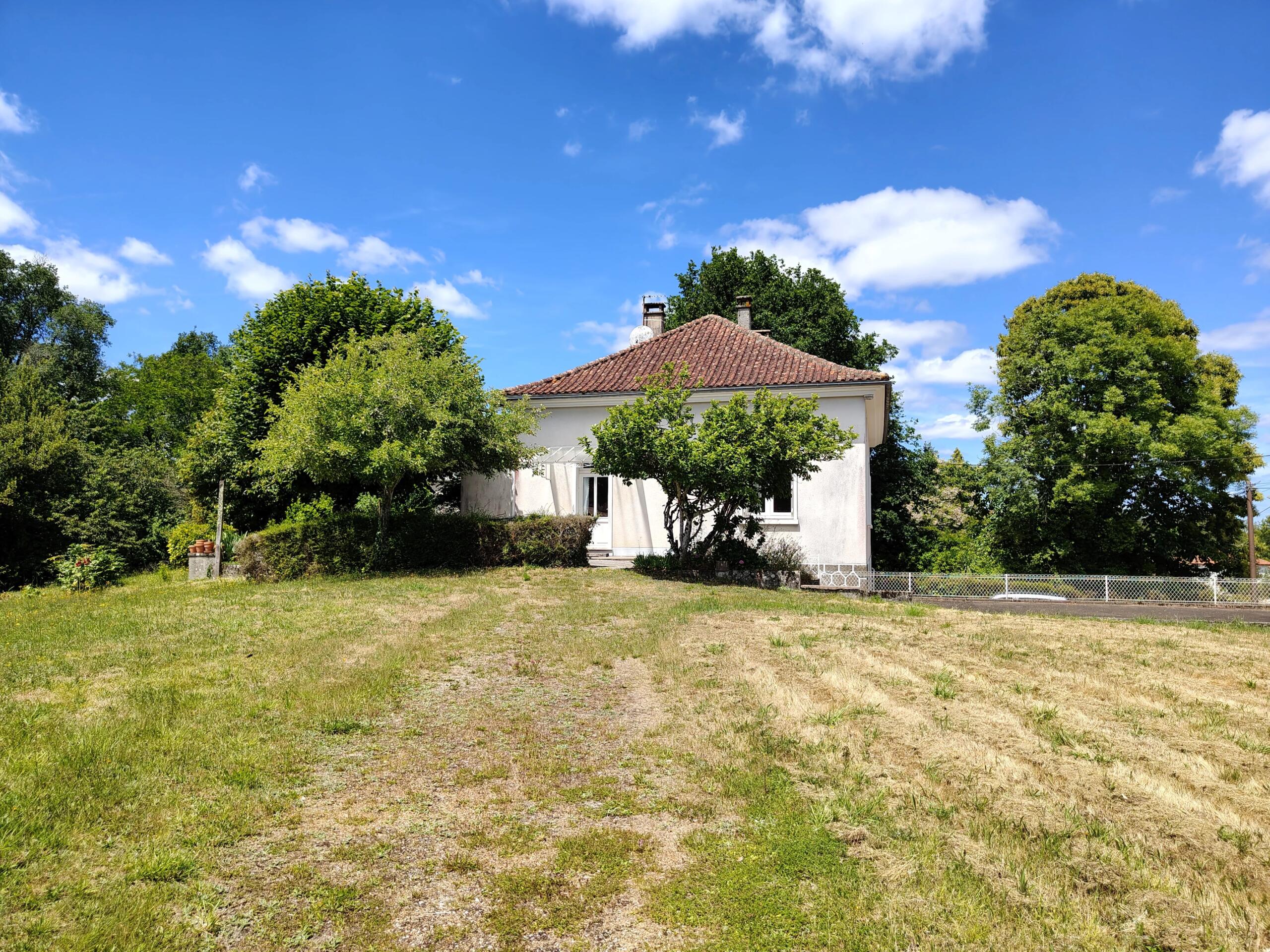 4-Bedroom Home Just Steps from Shops and Schools, Nouvelle-Aquitaine – France – BVI86036