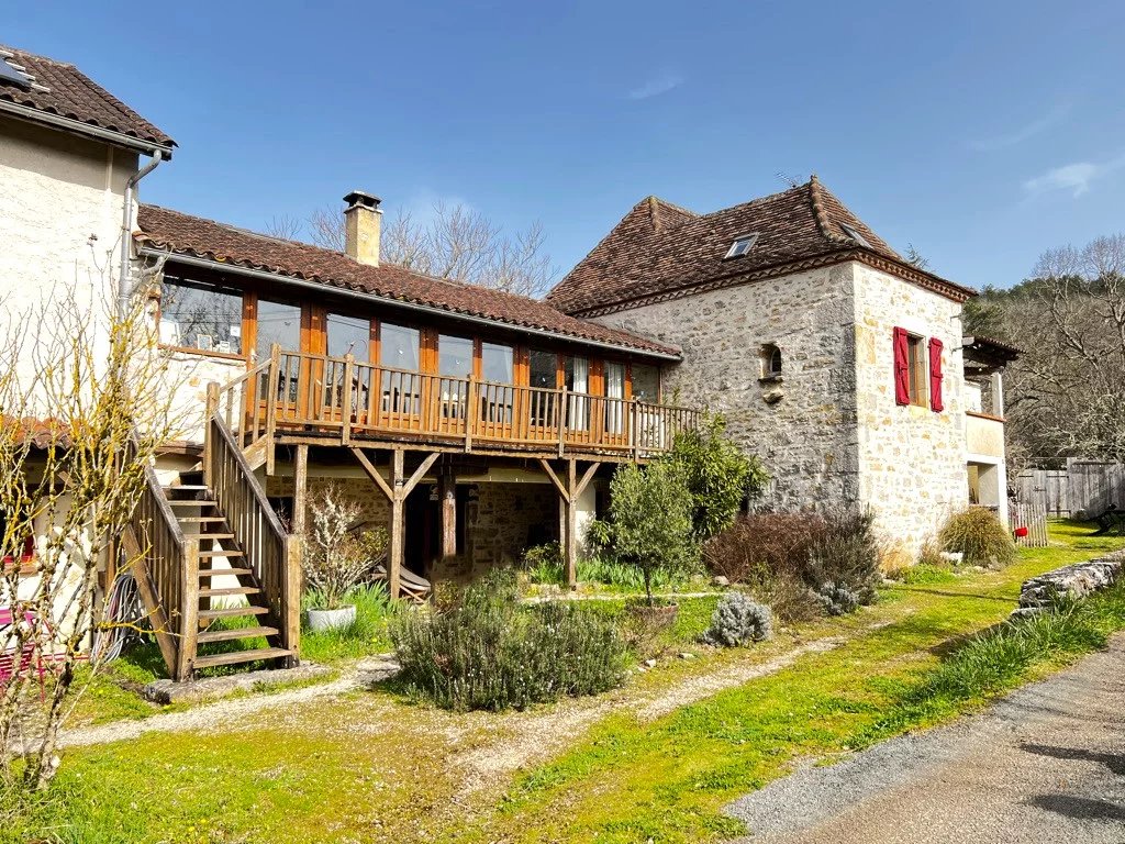Saint-Cirq-Lapopie area: Charming stone property featuring 1 large apartment and 5 guest rooms, plus owner’s accommodation with 5 bedrooms plus swimming pool, Occitanie – France – BVI84374