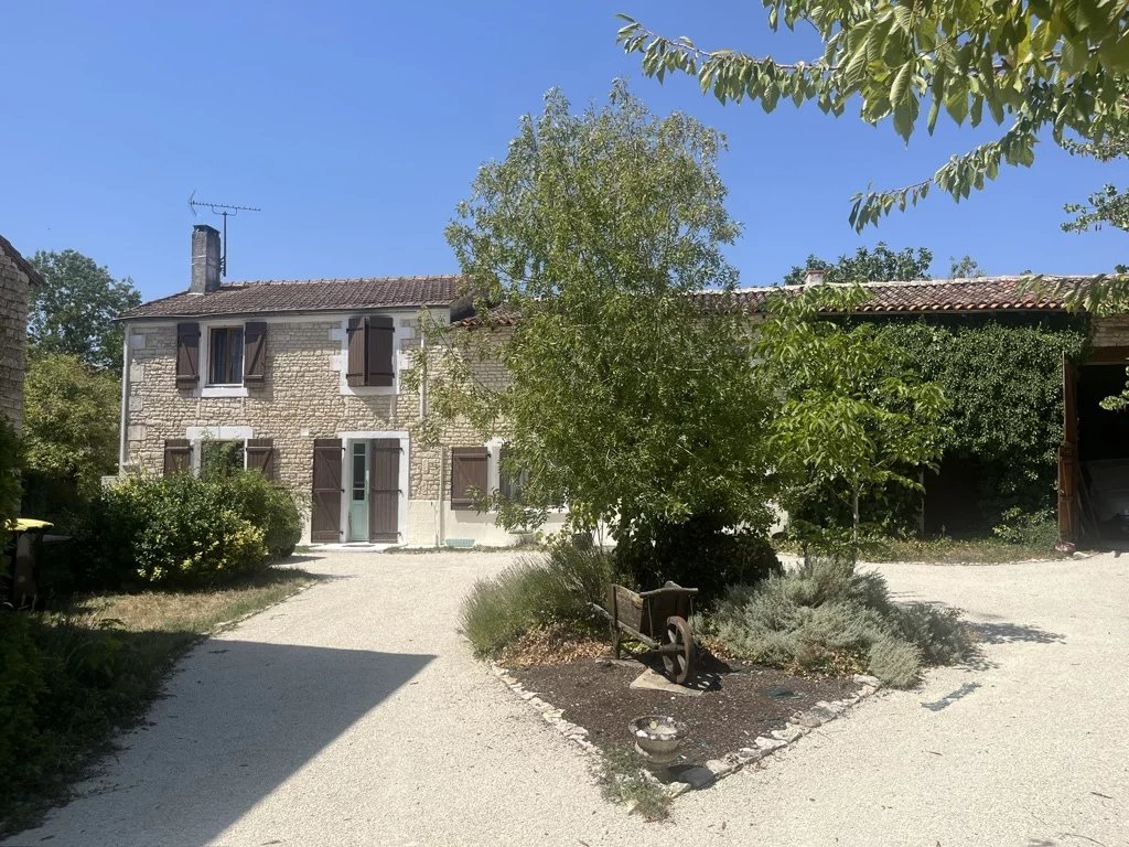 Spacious village house with large garden and parking, Nouvelle-Aquitaine – France – BVI85715