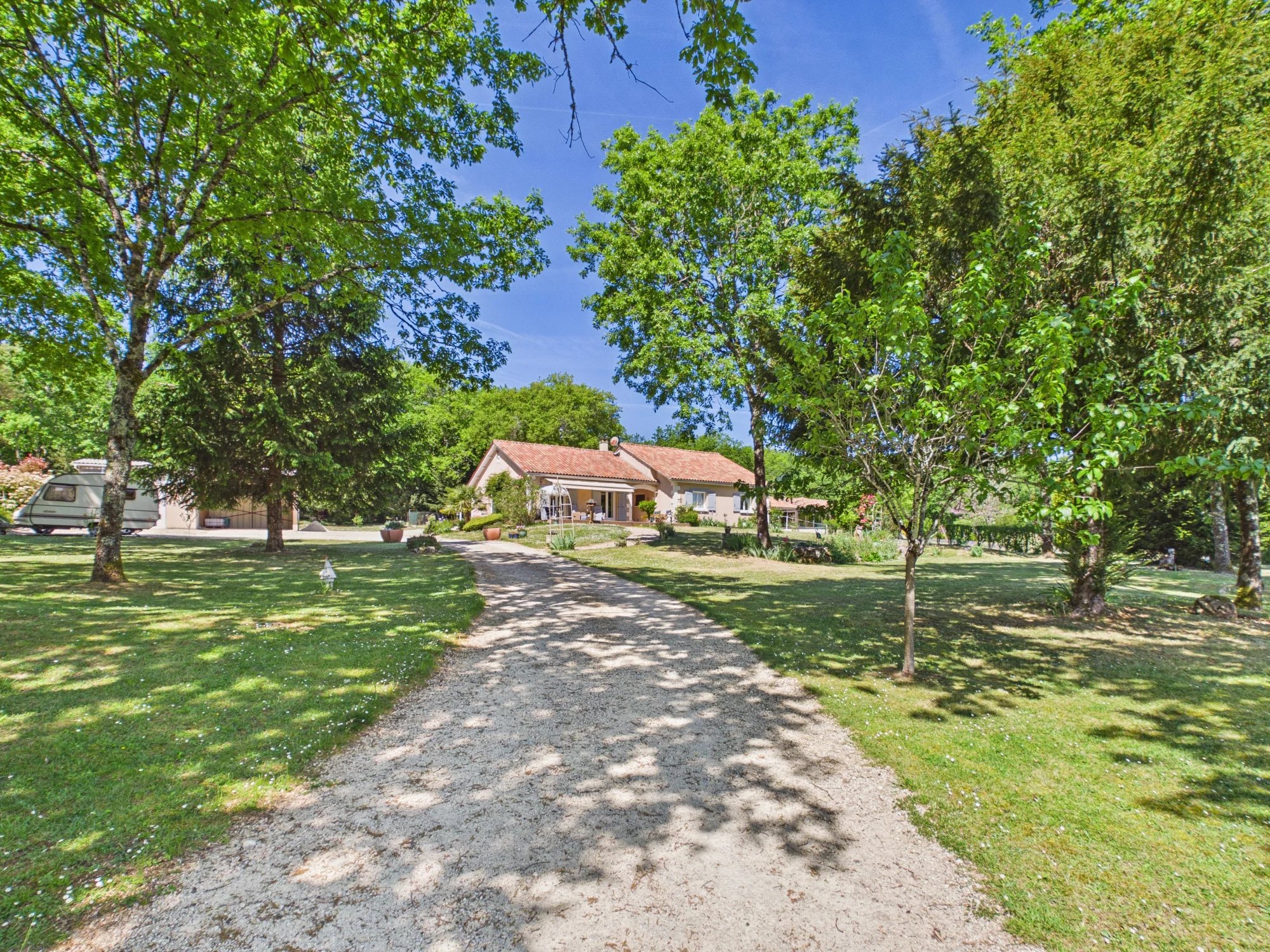 Single-Storey Country House with Outbuildings in the Dordogne, near Verteillac with option to purchase an additional 3ha field, Nouvelle-Aquitaine – France – BVI85346