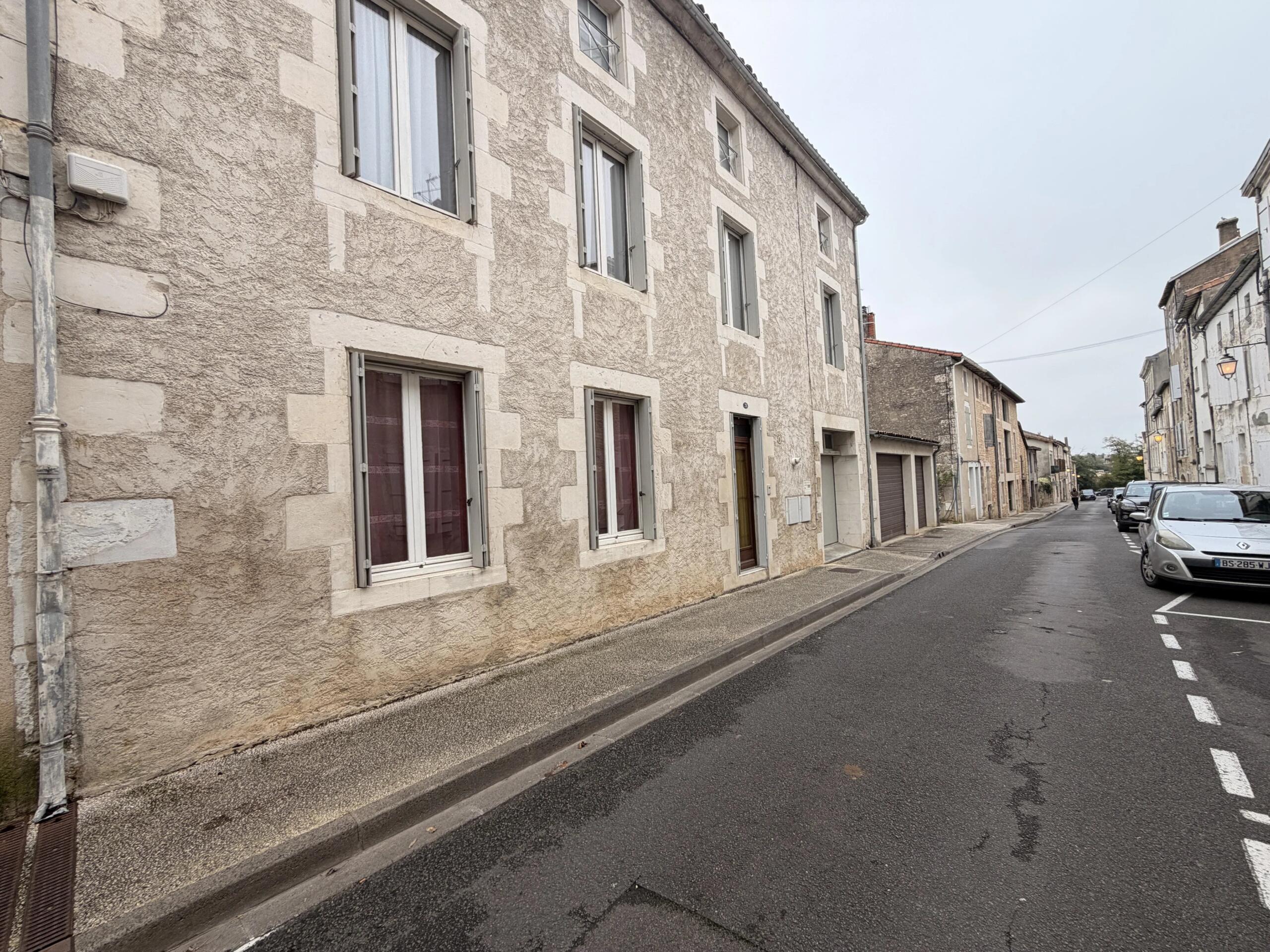 Three bedroom town House in the Heart of Ruffec, Nouvelle-Aquitaine – France – BVI87767
