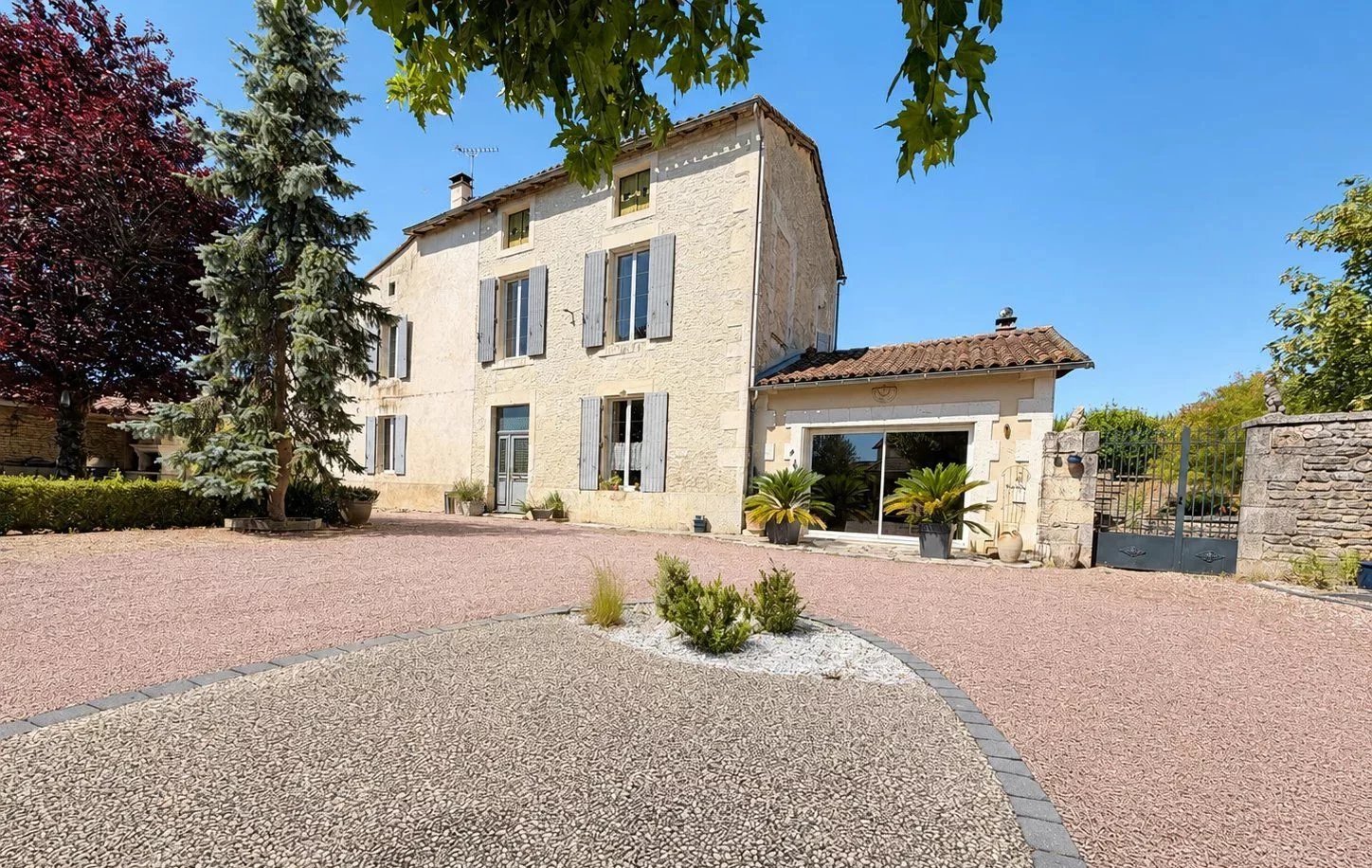Spacious Character Home with Courtyard Oasis in the Heart of Verteuil-sur-Charente, Nouvelle-Aquitaine – France – BVI86414