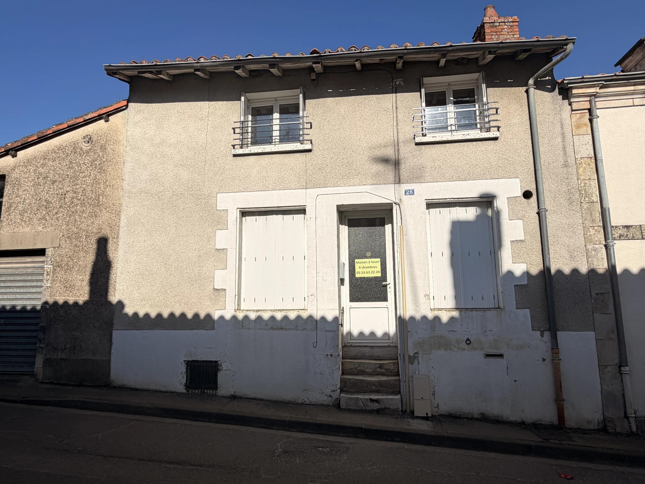 Spacious Townhouse with 4 Bedrooms, Just Steps from Amenities, Nouvelle-Aquitaine – France – BVI85152