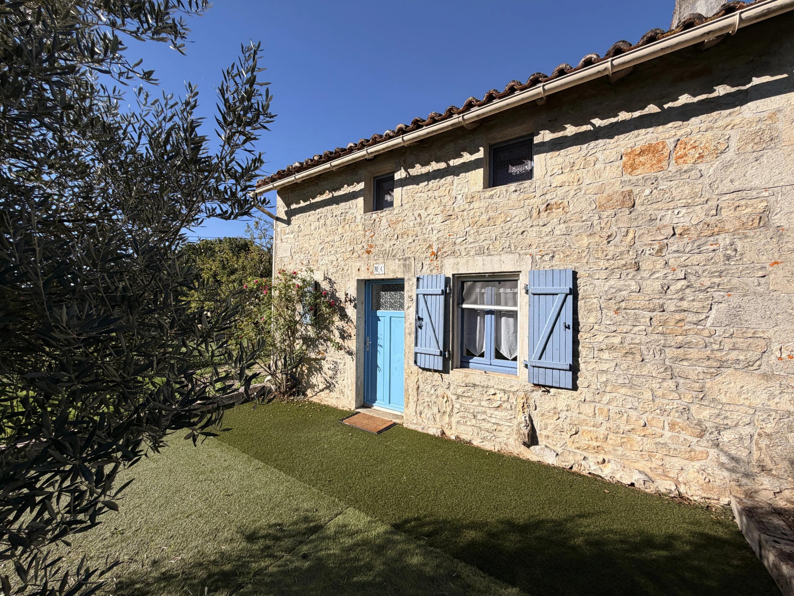 Charming Cottage with Valley Views and Over 800 m² of Garden, Nouvelle-Aquitaine – France – BVI87788