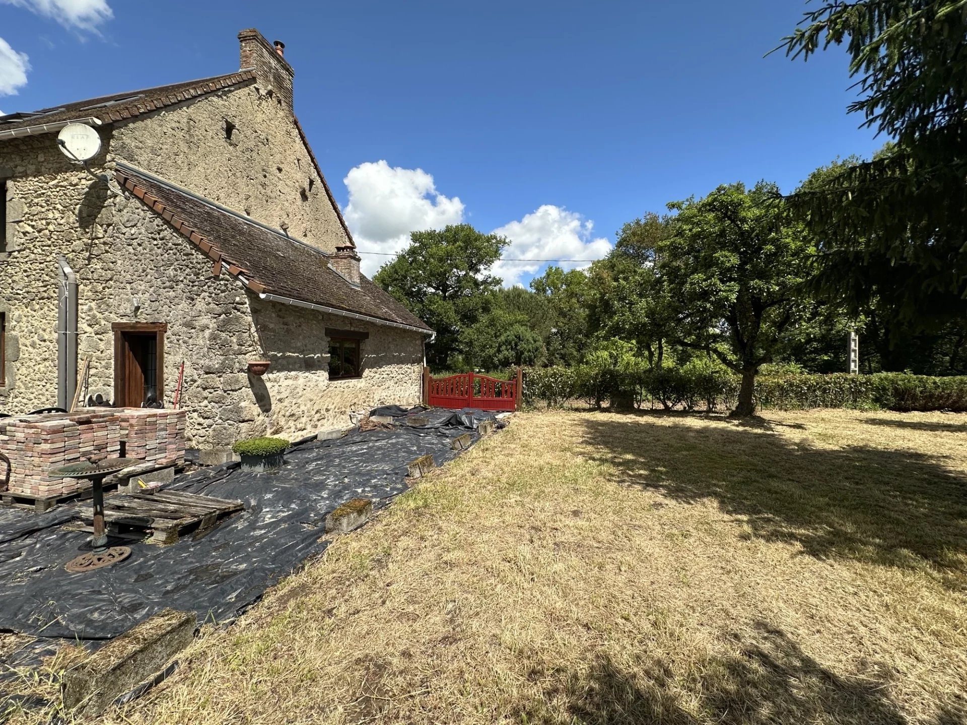 Countryside farmhouse in secluded spot, Nouvelle-Aquitaine – France – BVI77552