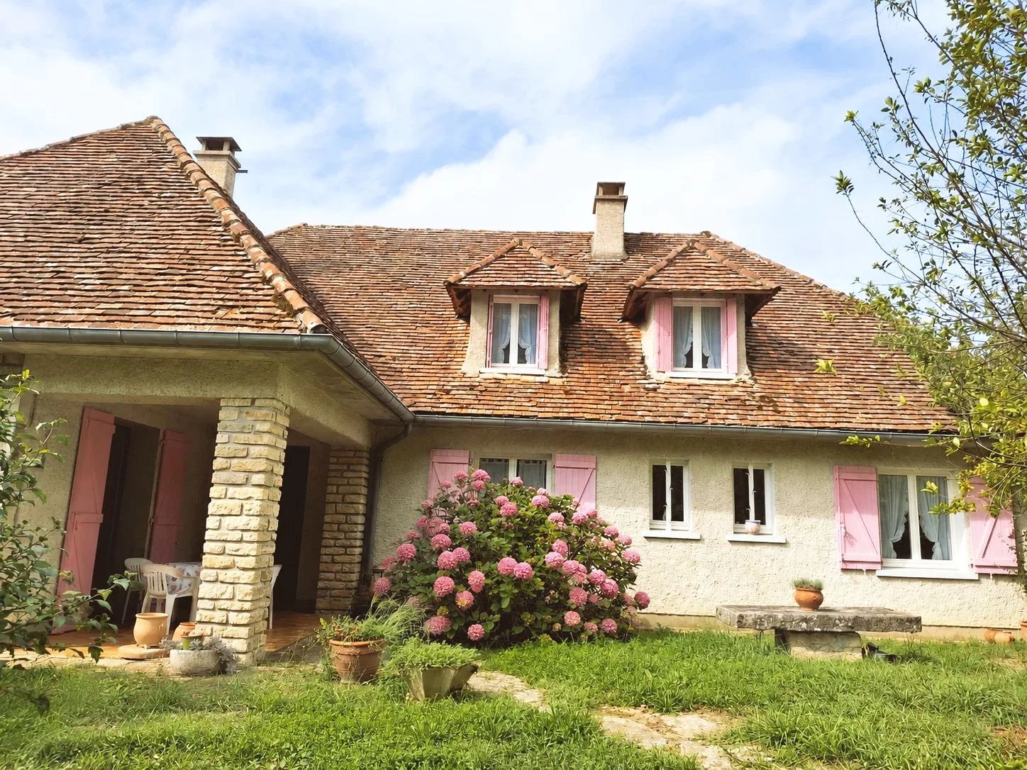 Spacious family home with 2 hectares of land, extensive outbuildings and beautiful countryside views, Occitanie – France – BVI86459