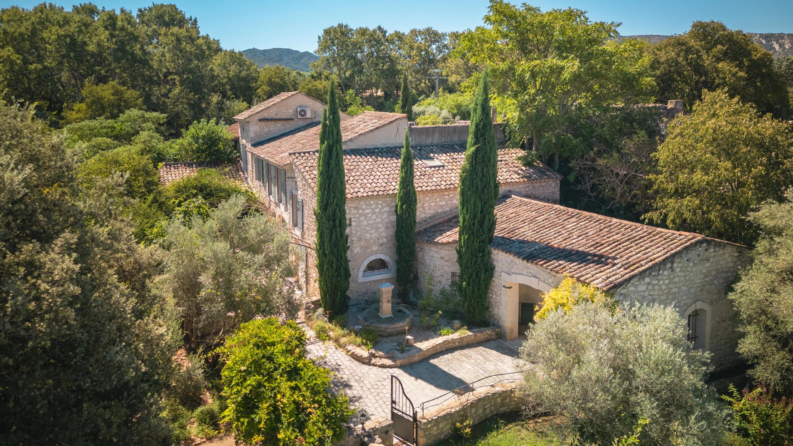 Exceptional Farmhouse in Eygalières – Provençal Elegance and Remarkable Renovation, Provence-Alpes-Côte d’Azur – France – BVI87155