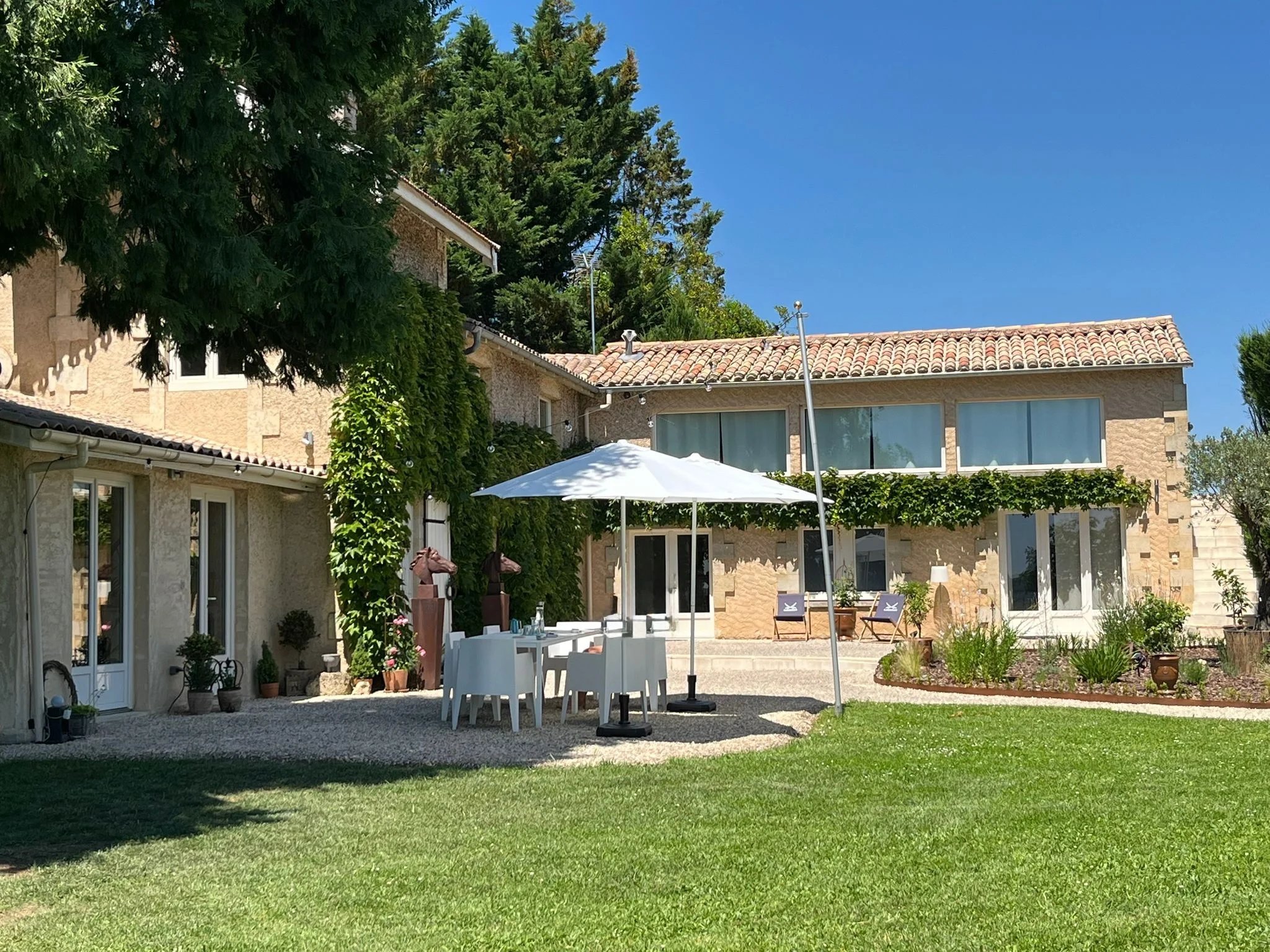 Beautiful Character Property with Swimming Pool – Entre-deux-Mers, Nouvelle-Aquitaine – France – BVI87664