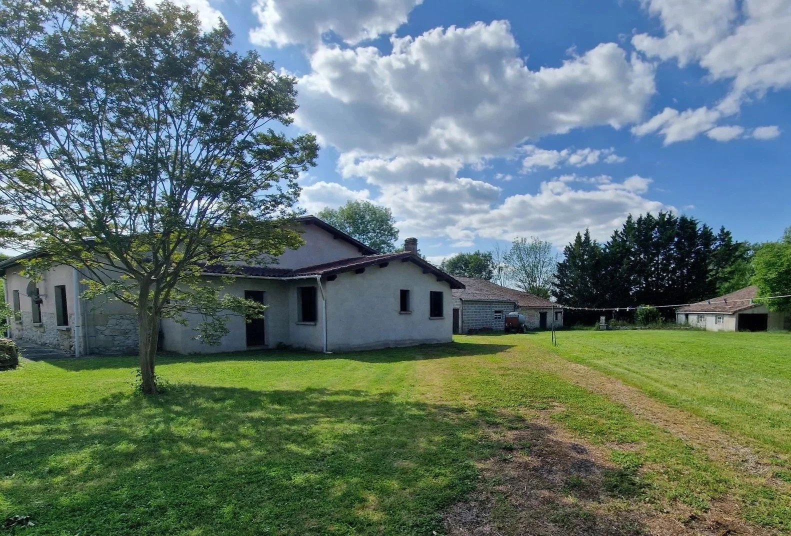 Charming farmhouse on 3 ha with stables, pool and barns, Nouvelle-Aquitaine – France – BVI80852