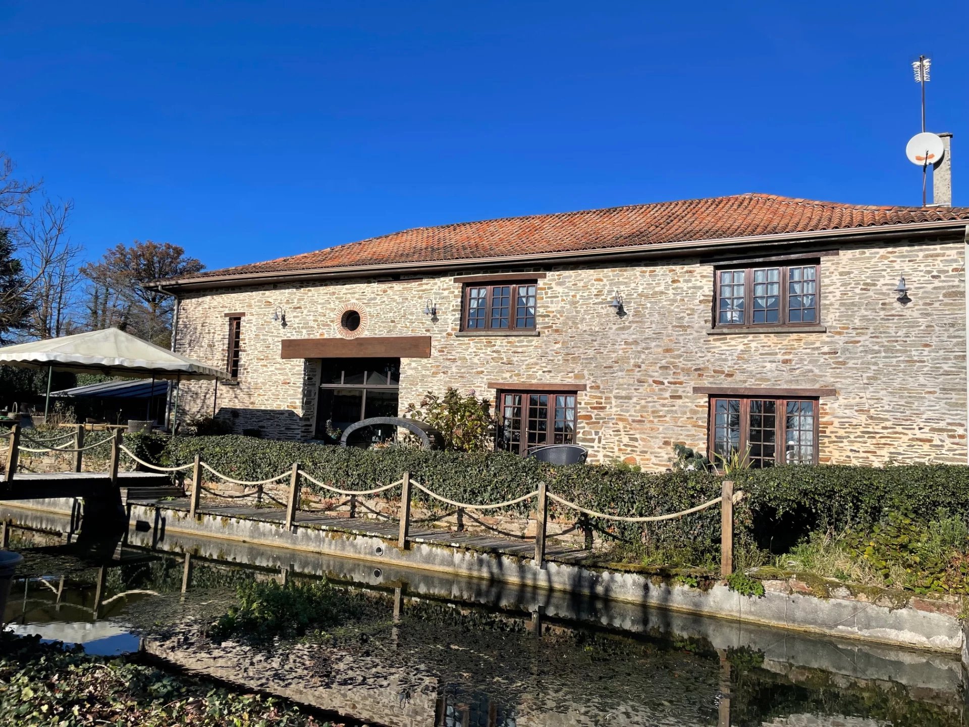 Impressive perigordine renovation with outbuildings and land, Nouvelle-Aquitaine – France – BVI78416